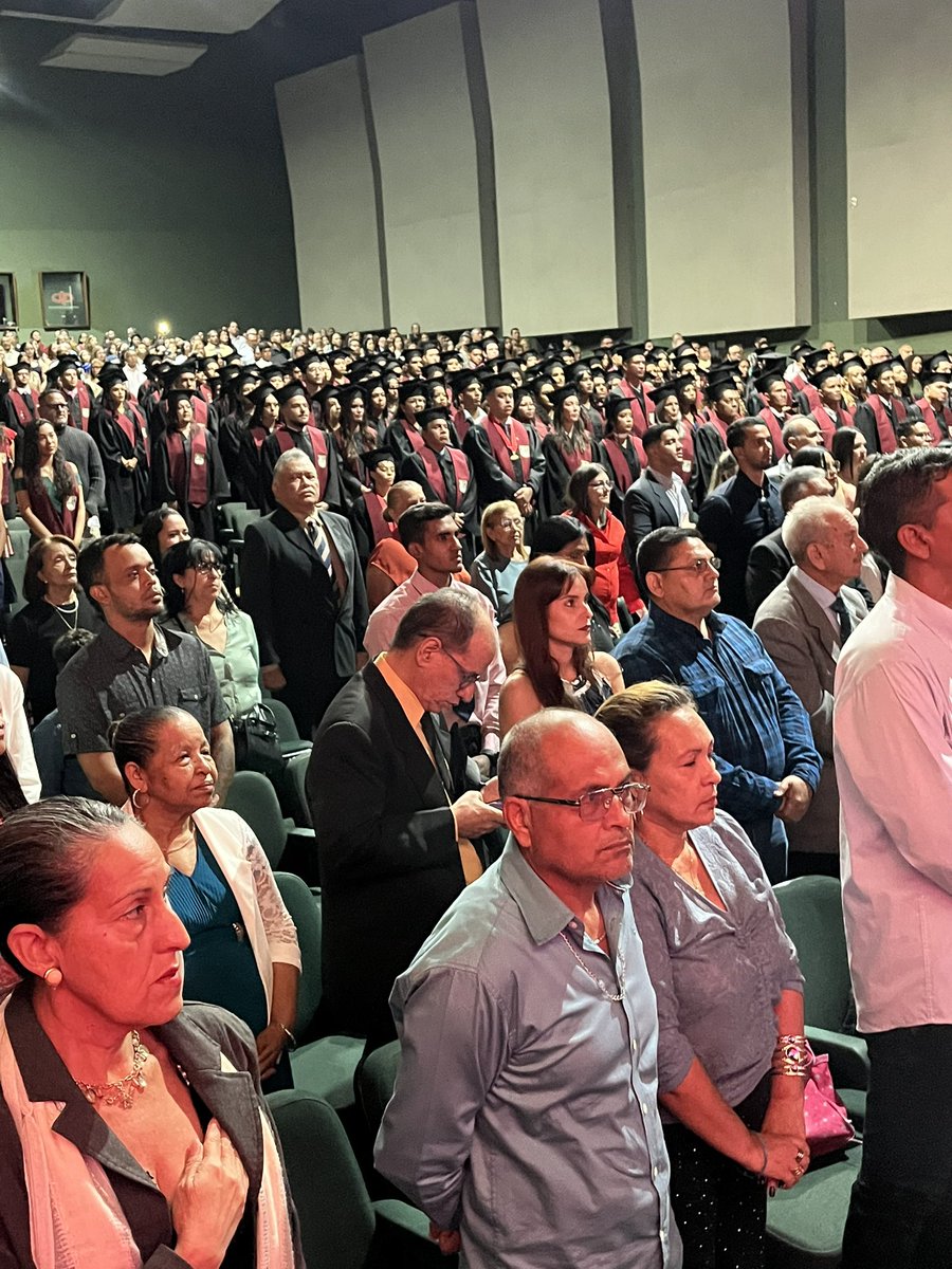 #Ahora Acto de imposición de medallas y entrega de títulos a 136 nuevos profesionales de la <a href="/facesuc1/">faces_uc</a> del campus Bárbula y La Morita, en la segunda jornada de este martes #16Dic