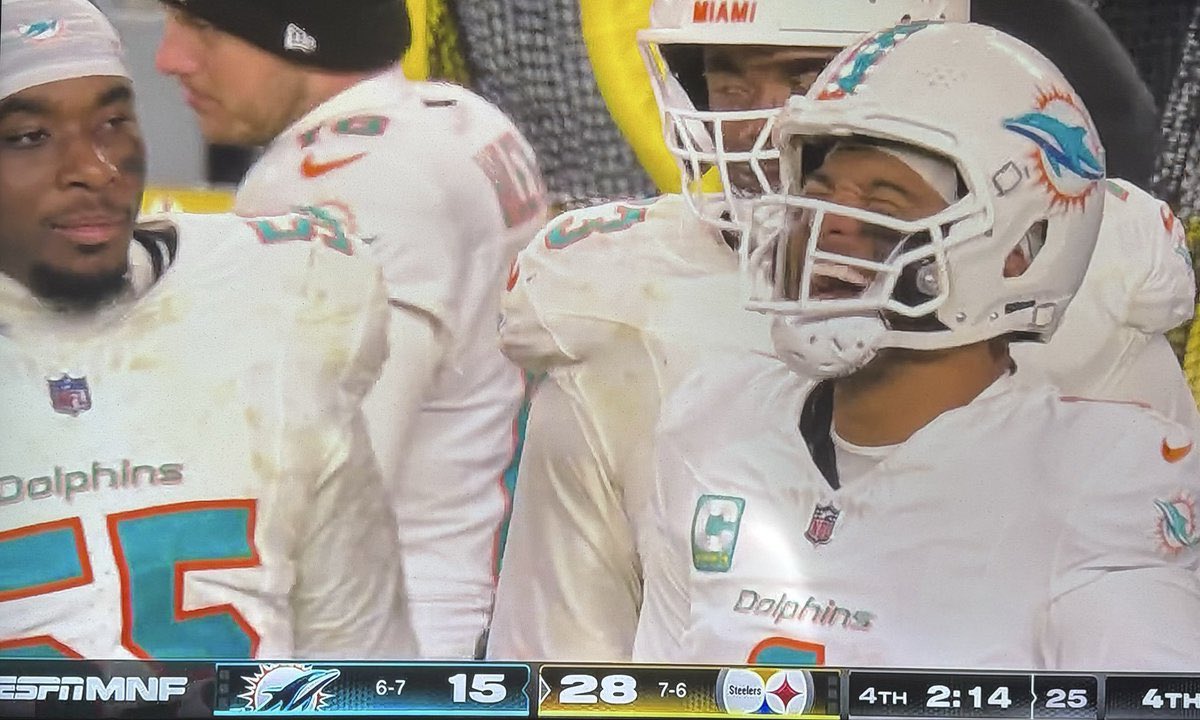 ZaslowShow's tweet image. Remember that time in the 90’s when the Dolphins were eliminated from the playoffs and Marino was just having a grand ol’ time, laughing it up on the sidelines? 

The only thing missing is Tua grabbing a  microphone and yelling “Show me the money”.