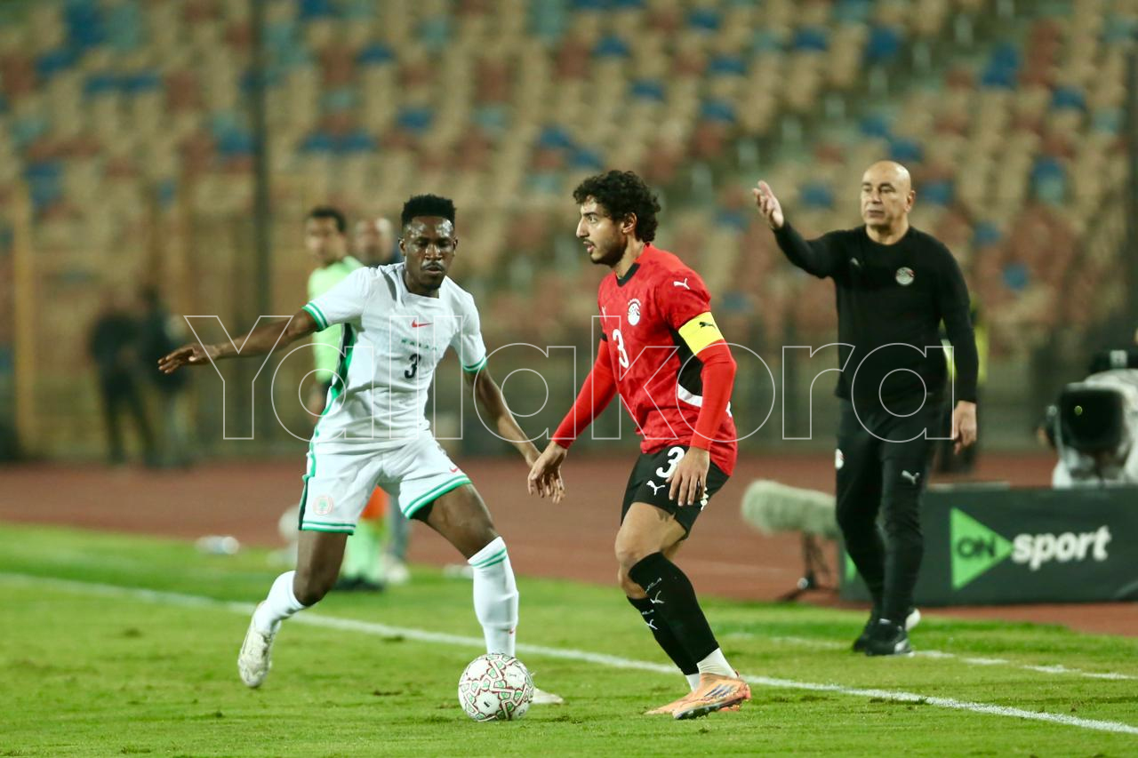 محمد هاني قائد منتخب مصر خلال مواجهة نيجيريا 