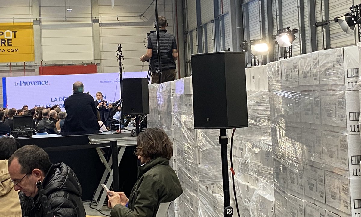 Marseille, ce mardi.

En arrière-plan : le président Macron défendant au micro le «bon fonctionnement d’une presse libre».

Au premier plan : des cartons de denrées humanitaires déplacés pour cacher et isoler les journalistes.

Une cascade périlleuse mais sans cesse répétée. 🤡🤡