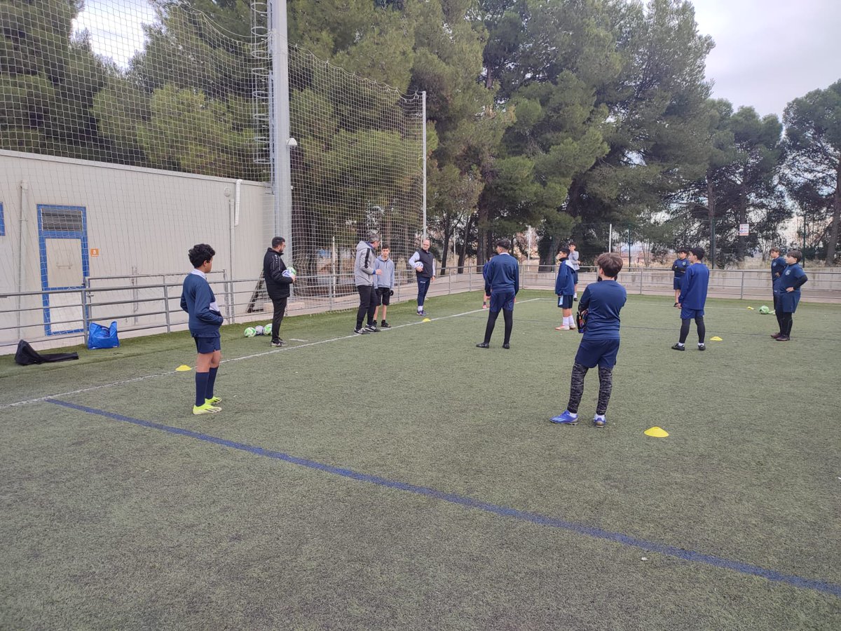 ceneted's tweet photo. 📍 Táctica en el campo, formación en la realidad
Así entendemos la formación en Ceneted

Una sesión práctica desarrollada en colaboración con el C.D. Usof, que nos permite acercar al alumnado a contextos reales de club, toma de decisiones y análisis táctico desde dentro del campo https://t.co/QoaXpJomMs