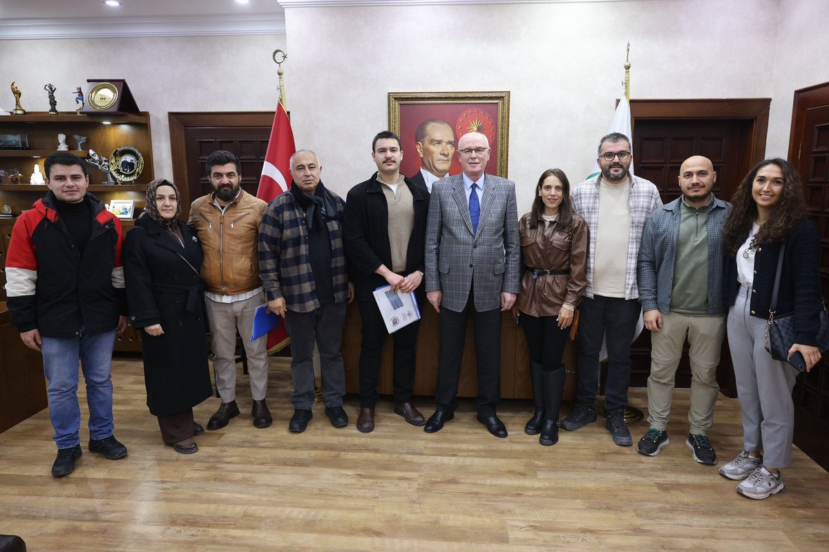 Kocakır TOKİ sürecine ilişkin yürütülen çalışmaları değerlendirmek üzere, Odunpazarı Kent Konseyi bünyesinde oluşturulan Kocakır TOKİ Çalışma Grubu ile belediyemizde bir araya geldik.

Görüşmemizde; bölgede planlanan inşaat ve imar sürecine dair beklentiler, kaygılar ve talepler