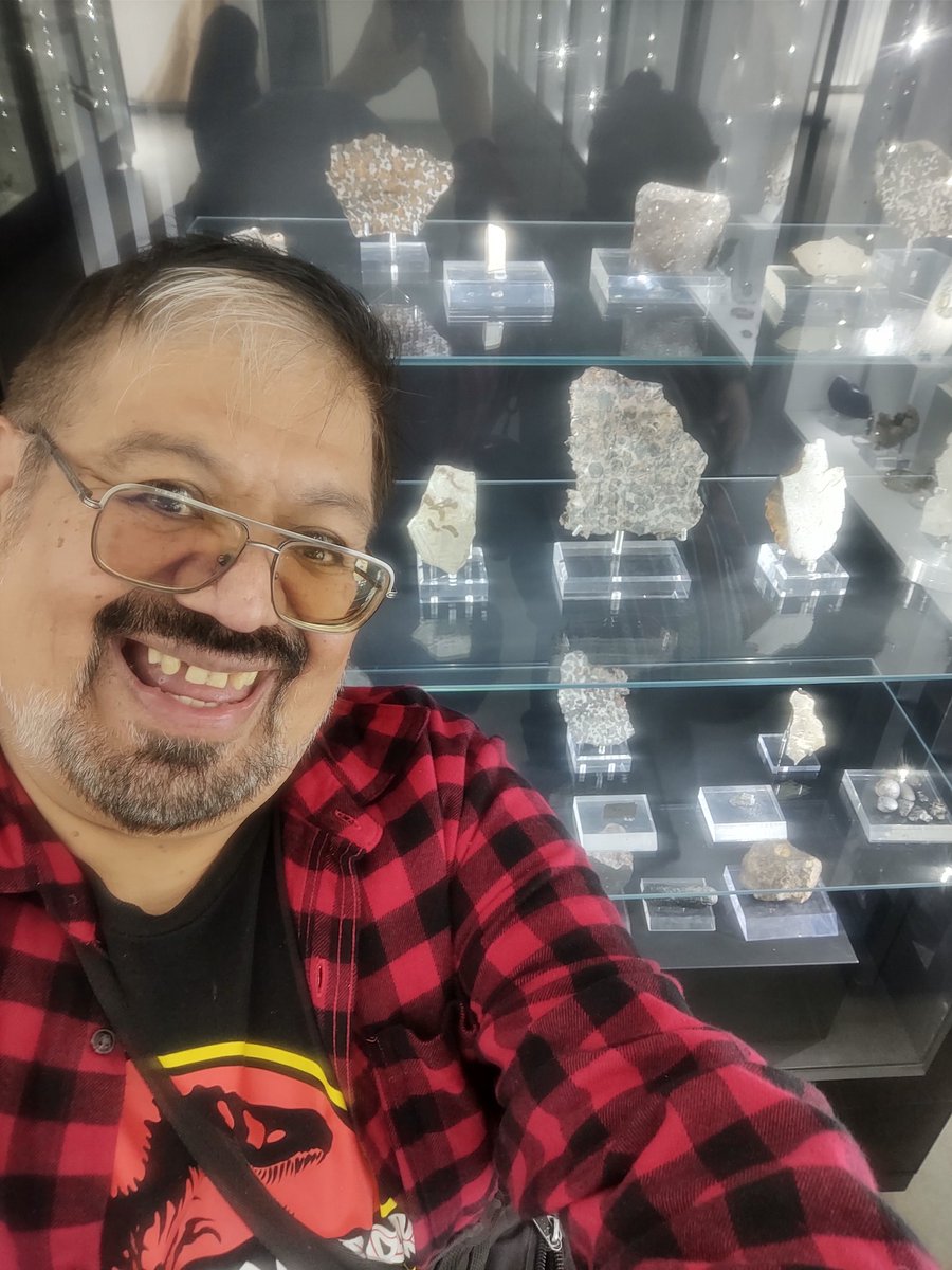 Feliz, en el museo de Mineralia en Tehuacán rodeado de meteoritos.