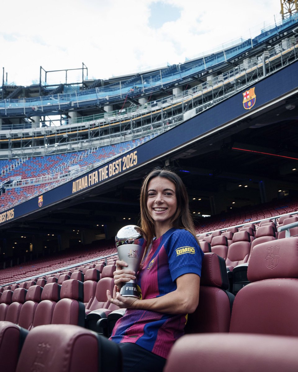 AitanaBonmati's tweet image. Nada me enorgullece más que recibir el reconocimiento de jugadoras, entrenadoras/es y fans por tercera vez seguida. Gracias @FIFAcom por este premio y también a los equipos a los que pertenezco y a la gente que me acompaña en el camino.