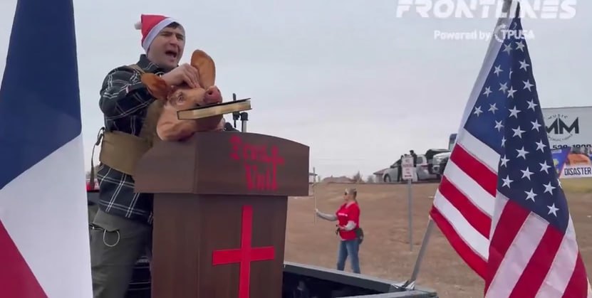 إذا كنت تحب قرآنك فقاطع البضائع الأمريكية والإسرائيلية ، قاطع من يسيء إلى مقدساتك ولا تدفع لهم من أموالك لكي يستمروا في التعدي عليك وعلى مقدساتك .

#القرآن_كتاب_الله