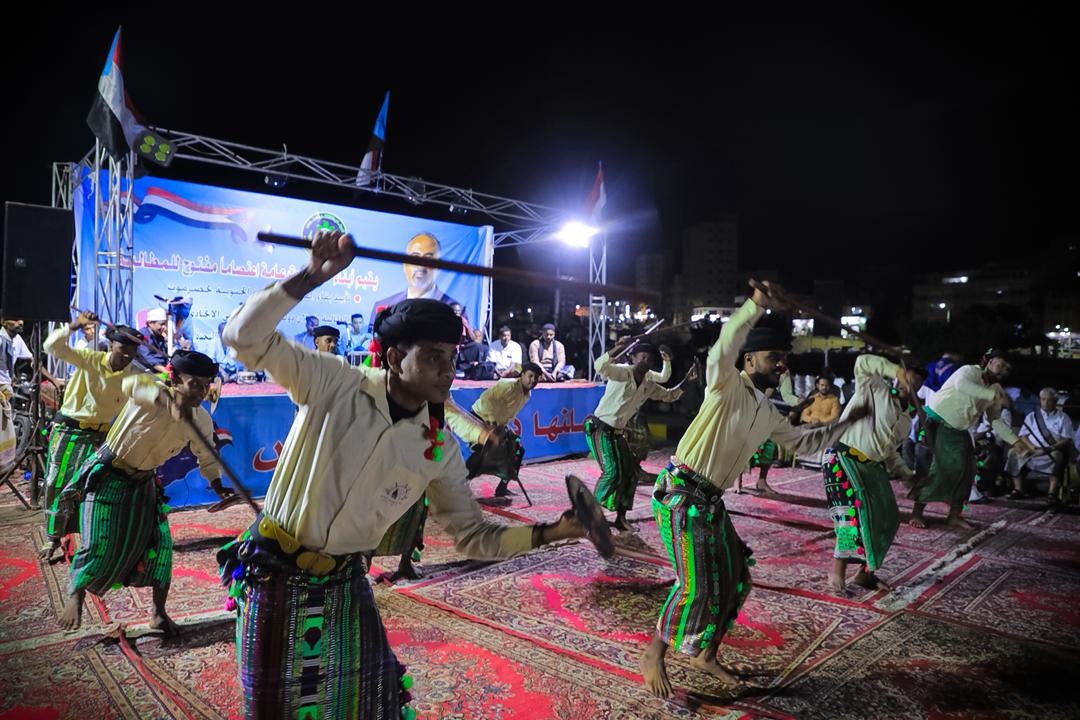 لقطات من الرقصات الشعبية التي قدمتها فرقة الخلافة بمدينة الشحر، مساء اليوم الثلاثاء، ضمن التراث الحضرمي في ساحة الاعتصام بمدينة المكلا. #القوات_الجنوبيه_طارده_للارهاب 