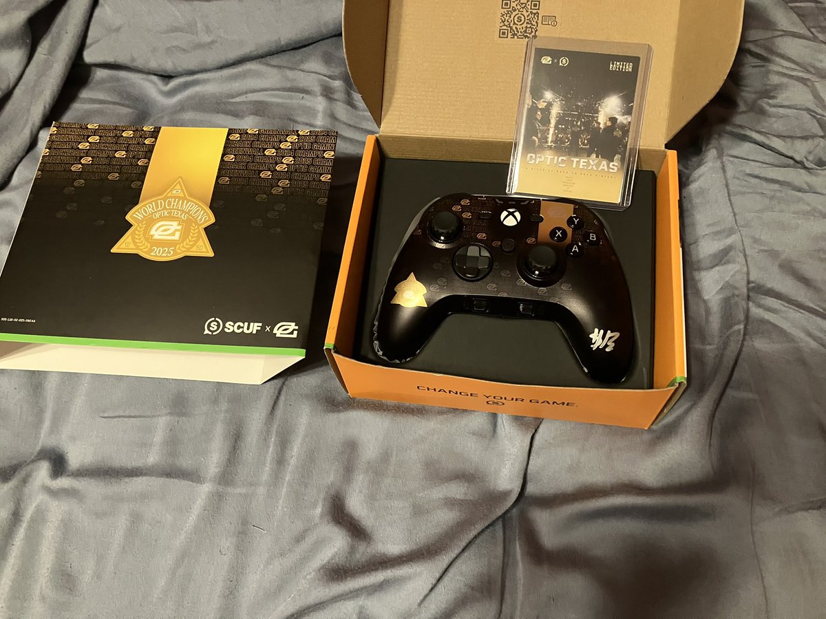 I_R_NEO's tweet image. @OpTic @OpTicTexas got my B2B controller with the @BoZe signature!!!