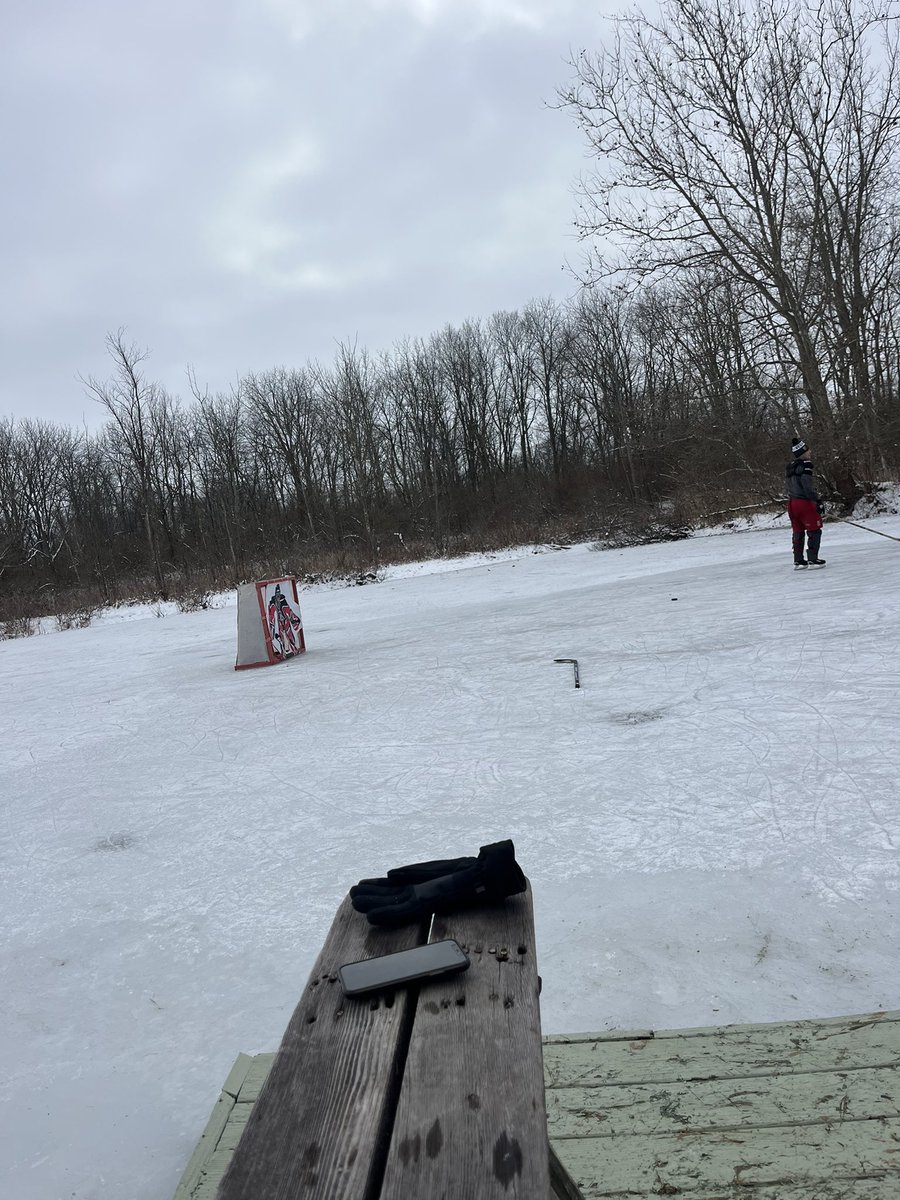 CockburnDa8939's tweet photo. Great day for some puck https://t.co/PmiZaZnGQ5
