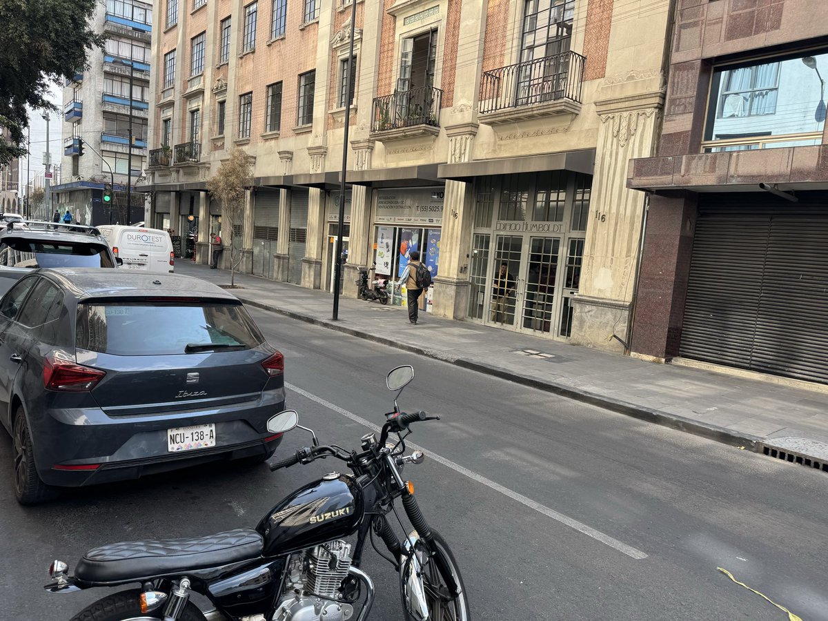 caquico's tweet image. Favor retirar matrículas de autos aparcados en zona prohibida, calle Arriculo 123 entre Iturbide y Humboldt @UCS_GCDMX @SSC_CDMX