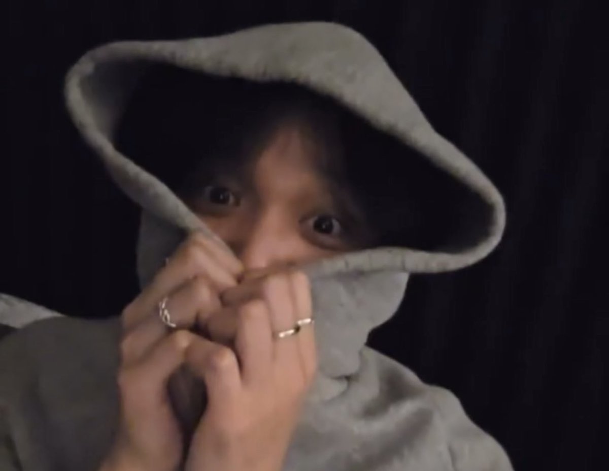 이제 27살이라며 라방내내 세상 한탄을 했는데 
그냥 막 20살처럼 애교가 튀어나오네