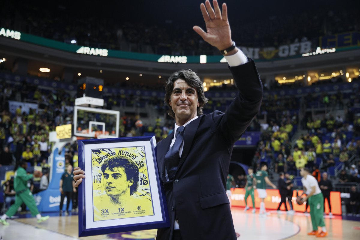 FBBasketbol's tweet photo. Sarı Mirasımızın en özel isimlerinden İbrahim Kutluay’ın adı evimiz Ülker Spor ve Etkinlik Salonu’nda ölümsüzleştirildi! 💛💙

#YellowLegacy #EuroLeague https://t.co/B6vXogseDK