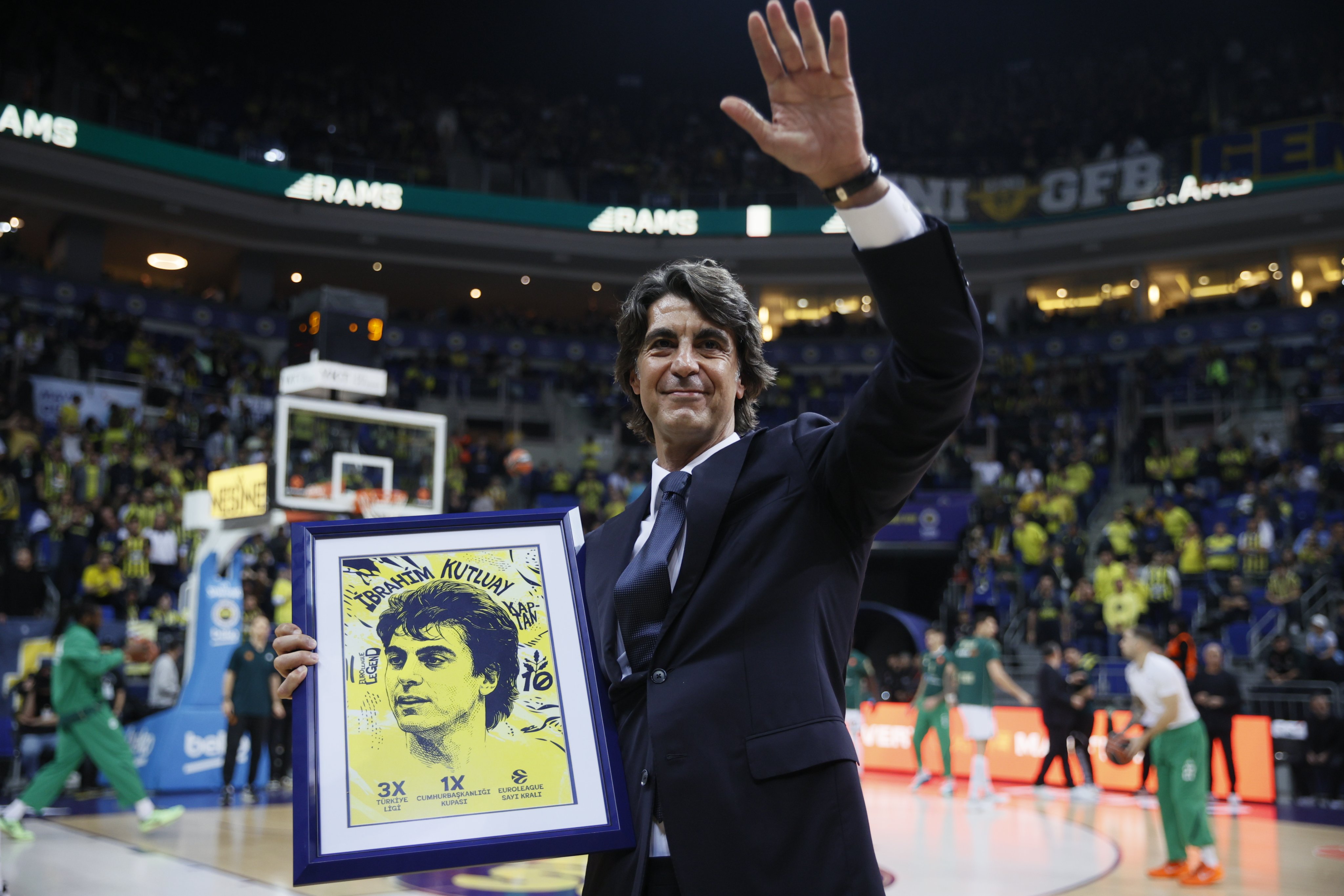 İbrahim Kutluay Fenerbahçe Beko tarihindeki yerini aldı: Büyük onur!  