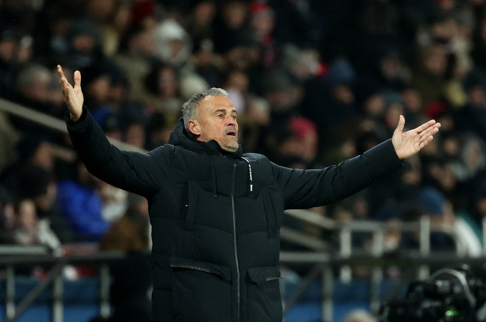 لويس إنريكي مدرب باريس سان جيرمان يفوز بجائزة أفضل مدرب لعام 2025 