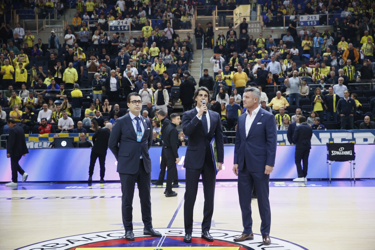 FBBasketbol's tweet photo. Sarı Mirasımızın en özel isimlerinden İbrahim Kutluay’ın adı evimiz Ülker Spor ve Etkinlik Salonu’nda ölümsüzleştirildi! 💛💙

#YellowLegacy #EuroLeague https://t.co/B6vXogseDK