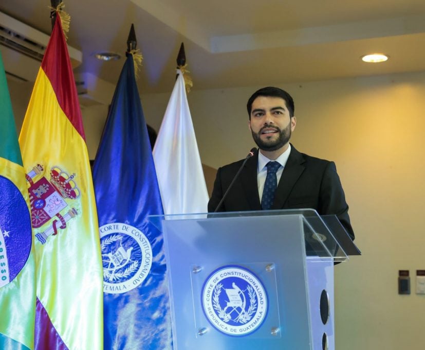 Debe renunciar a una

No puede ser asesor de la <a href="/CC_Guatemala/">CC Guatemala</a> siendo candidato para la Comisión de postulación para Magistrados del <a href="/TSEGuatemala/">TSE Guatemala</a>. 
José Pablo Pacheco Samayoa es subalterno de Leyla Lemus y Nester Vasquez Pimentel.
Esto es un asalto total a la Comisión y al TSE