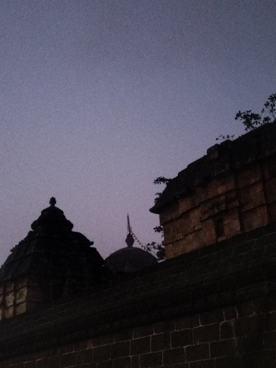 StoriesClick's tweet photo. TribhuvanaMangala KruttiVasa Mahadeva ✨
Shri Lingaraj Mandira 🪷 https://t.co/u4ObHNui0I