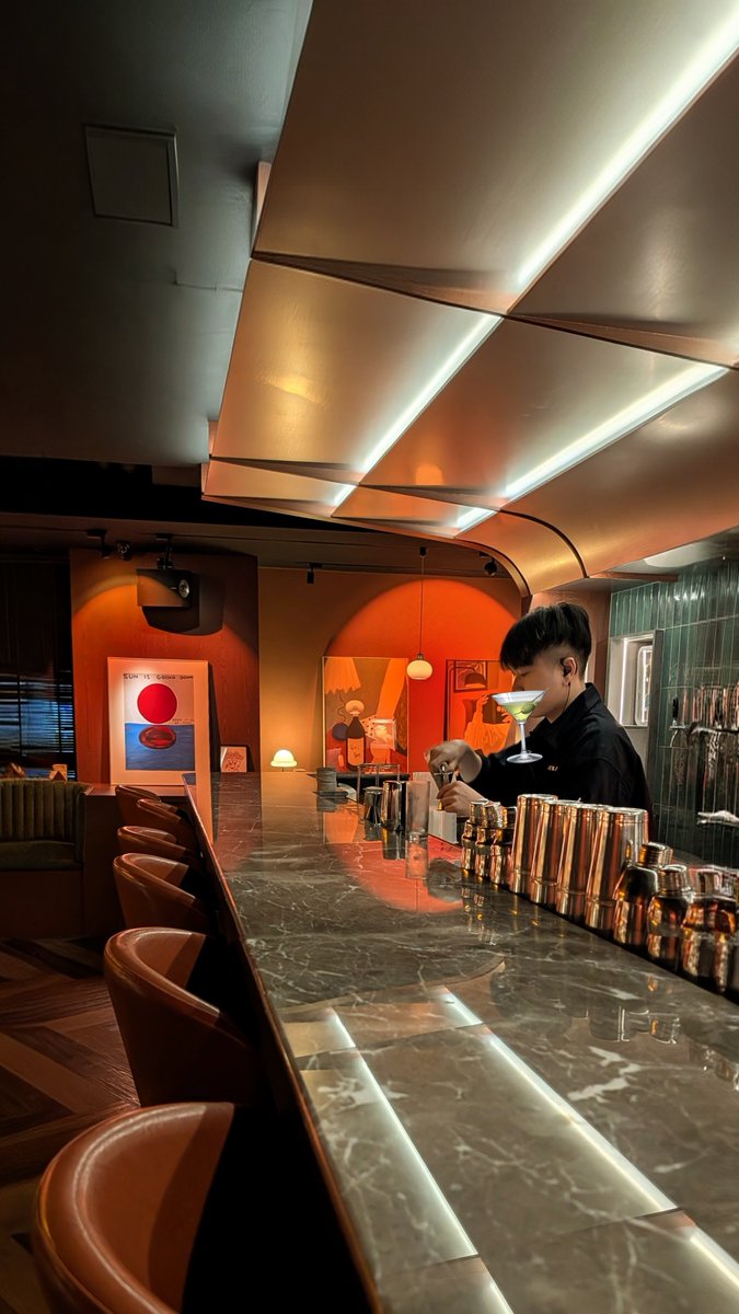 robinlin929's tweet photo. 前天一個人在高雄GIRAR吃吃喝喝
努力跟我尬聊的吧天的小哥滿可愛的
我那天明明也穿很帥（
完全不記得要拍一下 https://t.co/RelUTm5mcE