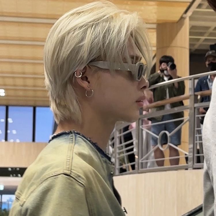 his side profile is so perfect