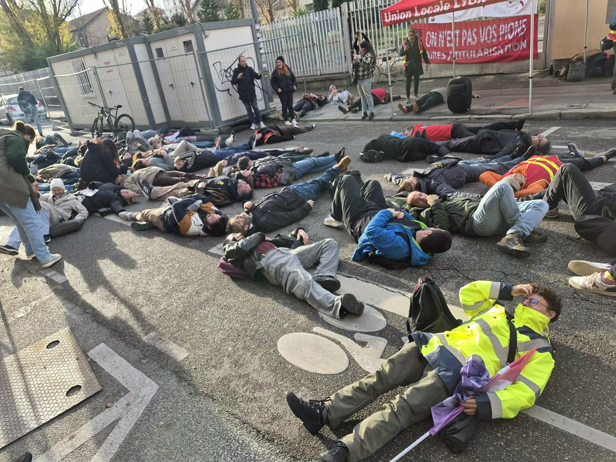 Grève #AESH et AED . Action inédite au rassemblement de Lyon. 1 minute de silence pour l'école inclusive. Tout un symbole. Message fort pour dénoncer une école inclusive à l'agonie. <a href="/EdouardGeffray/">Édouard Geffray</a> <a href="/lecocqcharlotte/">Charlotte Parmentier Lecocq</a> <a href="/Francois_Ruffin/">François Ruffin</a> <a href="/sebastienjumel/">Sébastien Jumel</a> <a href="/SebLecornu/">Sébastien Lecornu</a>