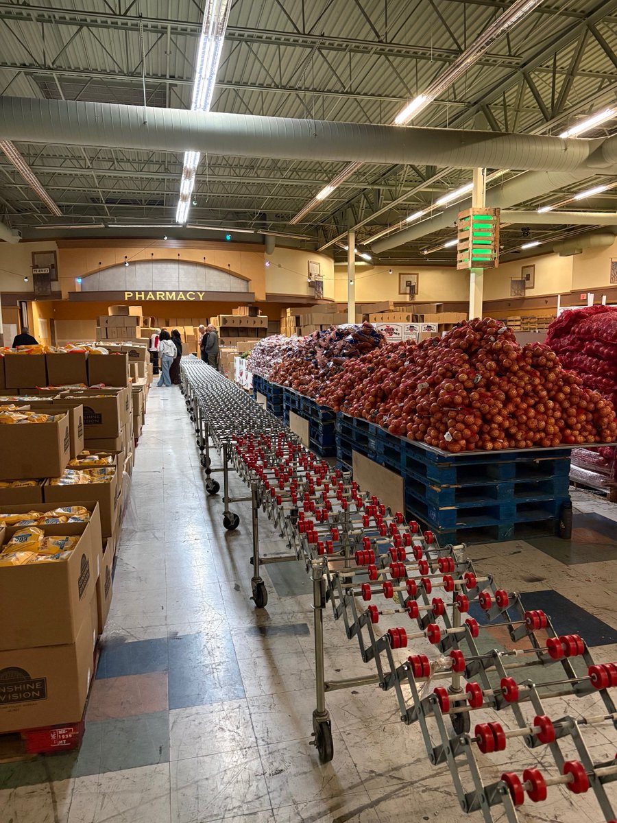 ChiefBobDay's tweet image. It was my honor to participate in the 103rd Annual Sunshine Division Pack Night. Dozens of volunteers packed more than 4200 holiday food boxes for community members. I am so impressed with Sunshine and am proud that PPB can partner with them to help those in need in our community