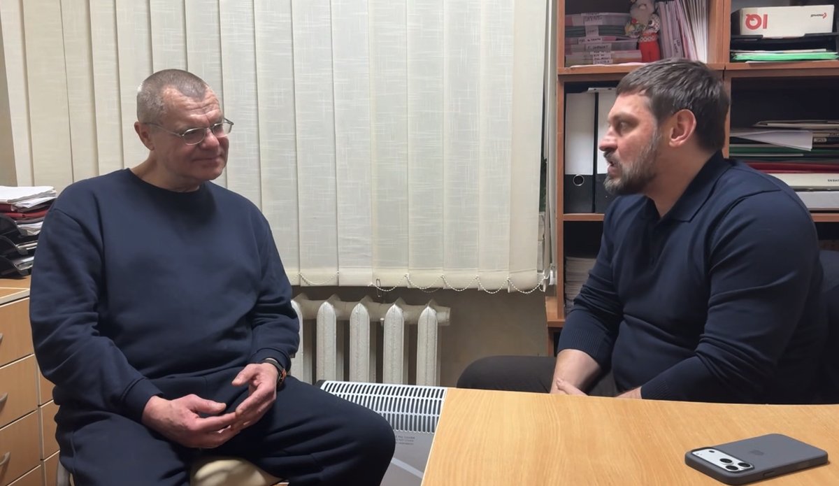 Виктор Бабарико не смог прямо ответить на вопрос, чей Крым

Экс-политзаключенный заявил, что для него «нецелесообразно» отвечать на вопрос о принадлежности полуострова:

qnt91x-c97-org.cdn.ampproject.org/c/s/qnt91x.c97…