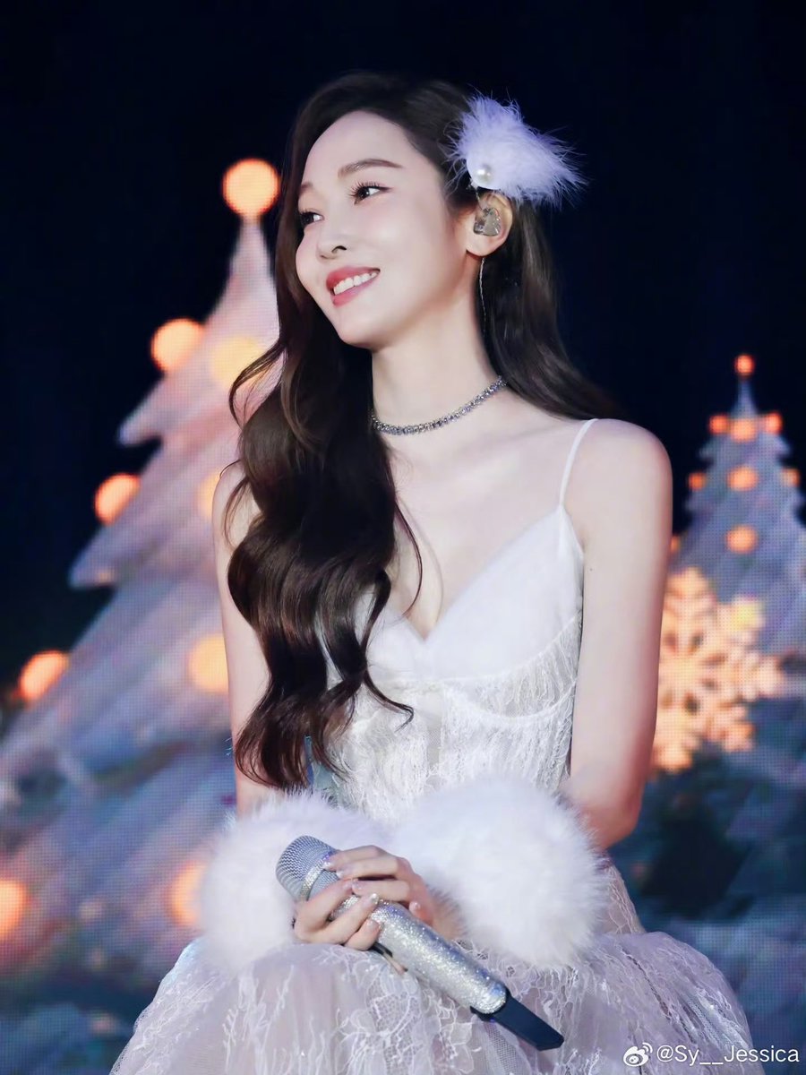 [Jessica Jung Weibo] 251216 (1)

Sy__Jessica: 提前切换圣诞频道，愿你被爱意和惊喜包裹🤍🎅🏻🎄🎁

#JessicaJung #제시카
