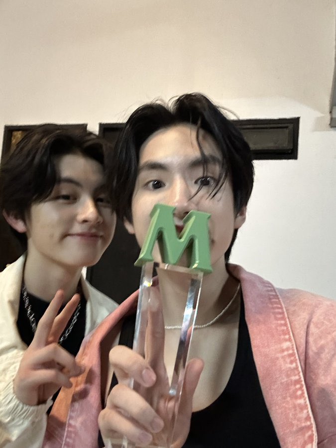 masky42's tweet photo. แชมป์                                    ล้มแชมป์ https://t.co/CHcclrLAAz