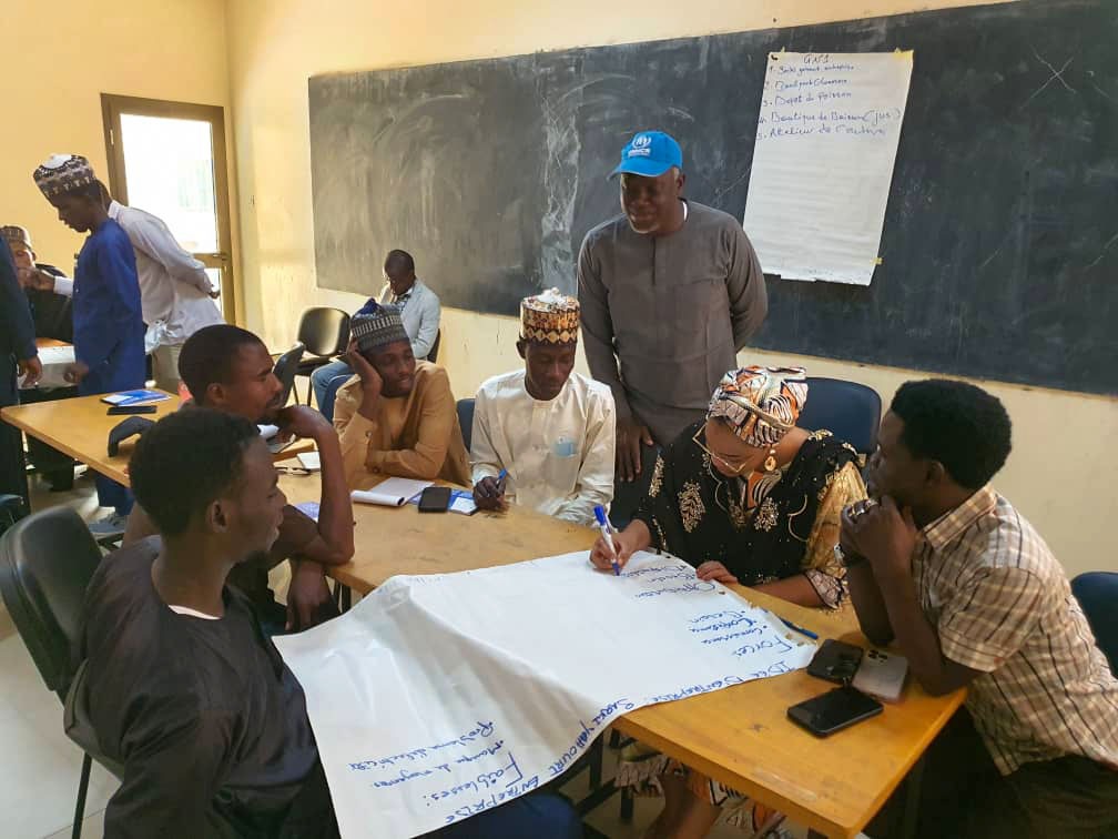 UNHCRNiger's tweet photo. 📍À Zinder, un atelier a réuni des étudiants réfugiés boursiers #DAFI et des jeunes des communautés hôtes autour des techniques de recherche d’emploi et de gestion d’entreprise.
L'objectif est de renforcer leurs compétences pour faciliter leur insertion professionnelle. https://t.co/YaDu4Dk4bV