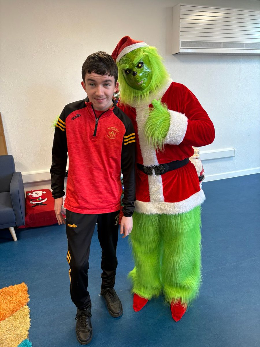 NanoNagleCol's tweet photo. Our amazing Canteen staff treated the whole school to a tasty Christmas lunch today, with some visits from a few Christmas characters too. A great afternoon with our whole school community coming together to celebrate. Best of luck to all our students starting exams! https://t.co/AeqONOlkp0