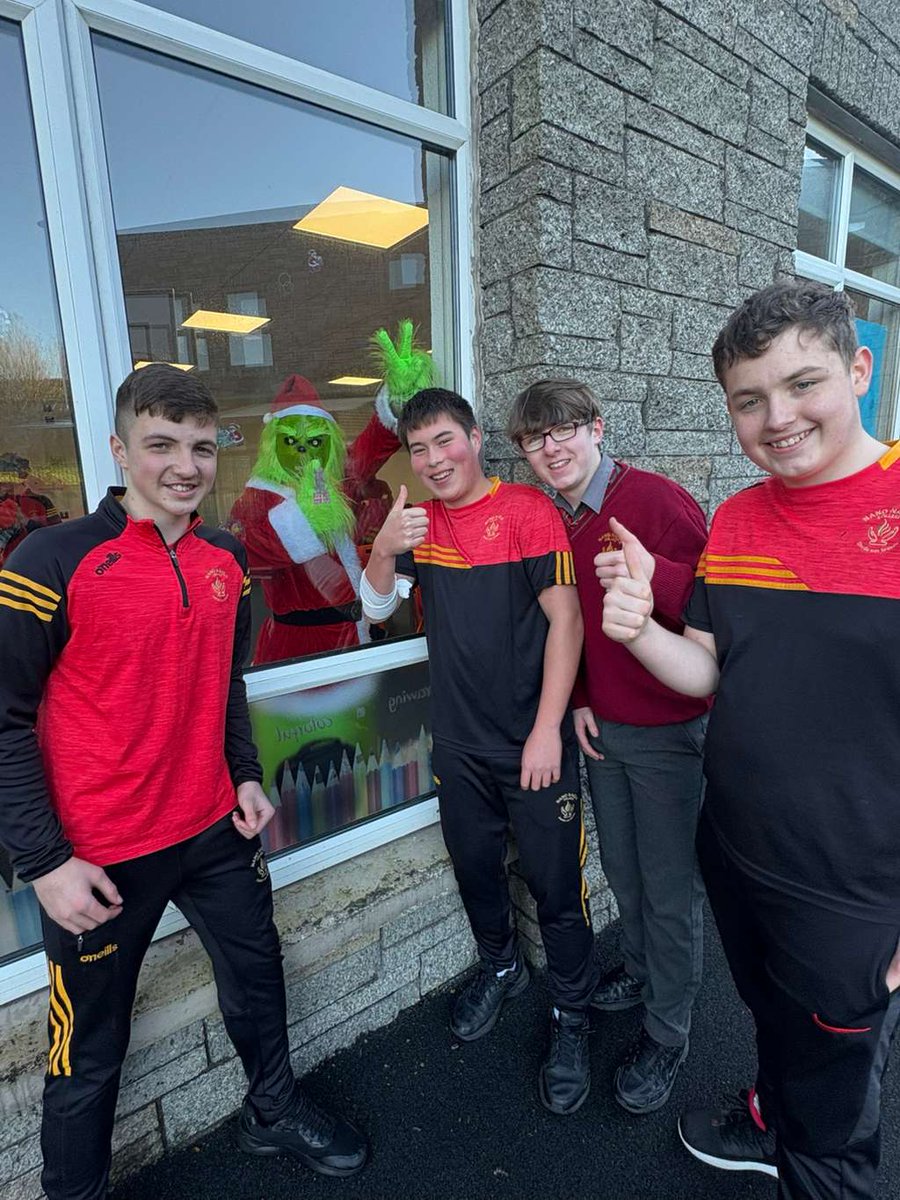 NanoNagleCol's tweet photo. Our amazing Canteen staff treated the whole school to a tasty Christmas lunch today, with some visits from a few Christmas characters too. A great afternoon with our whole school community coming together to celebrate. Best of luck to all our students starting exams! https://t.co/AeqONOlkp0