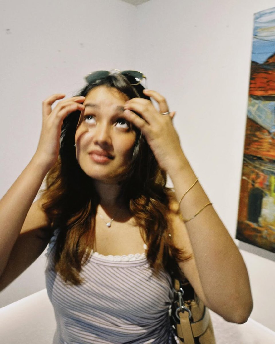 Sreeleelaigal's tweet photo. The excitement on her eyes when a random stranger calls my gf 😋 @sluttyyrole 🍑💋 as thevidiya munda in a crowded mall publicly from the first floor 🤤🩷 https://t.co/ItByREZT3t