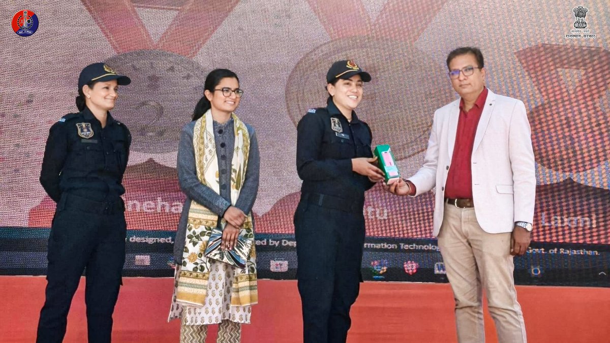 जयपुर के जवाहर कला केंद्र में नव उत्थान–नई पहचान पर प्रदर्शनी।

वर्तमान सरकार के 2 वर्षों की उपलब्धियों से सजी ‘नव उत्थान–नई पहचान’ प्रदर्शनी।

प्रदर्शनी में पुलिस अधिकारी-कर्मचारियों का उत्साह दिखा। 

राजस्थान पुलिस के अधिकारी और कर्मचारी स्टाफ, सोशल मीडिया टीम व कालिका