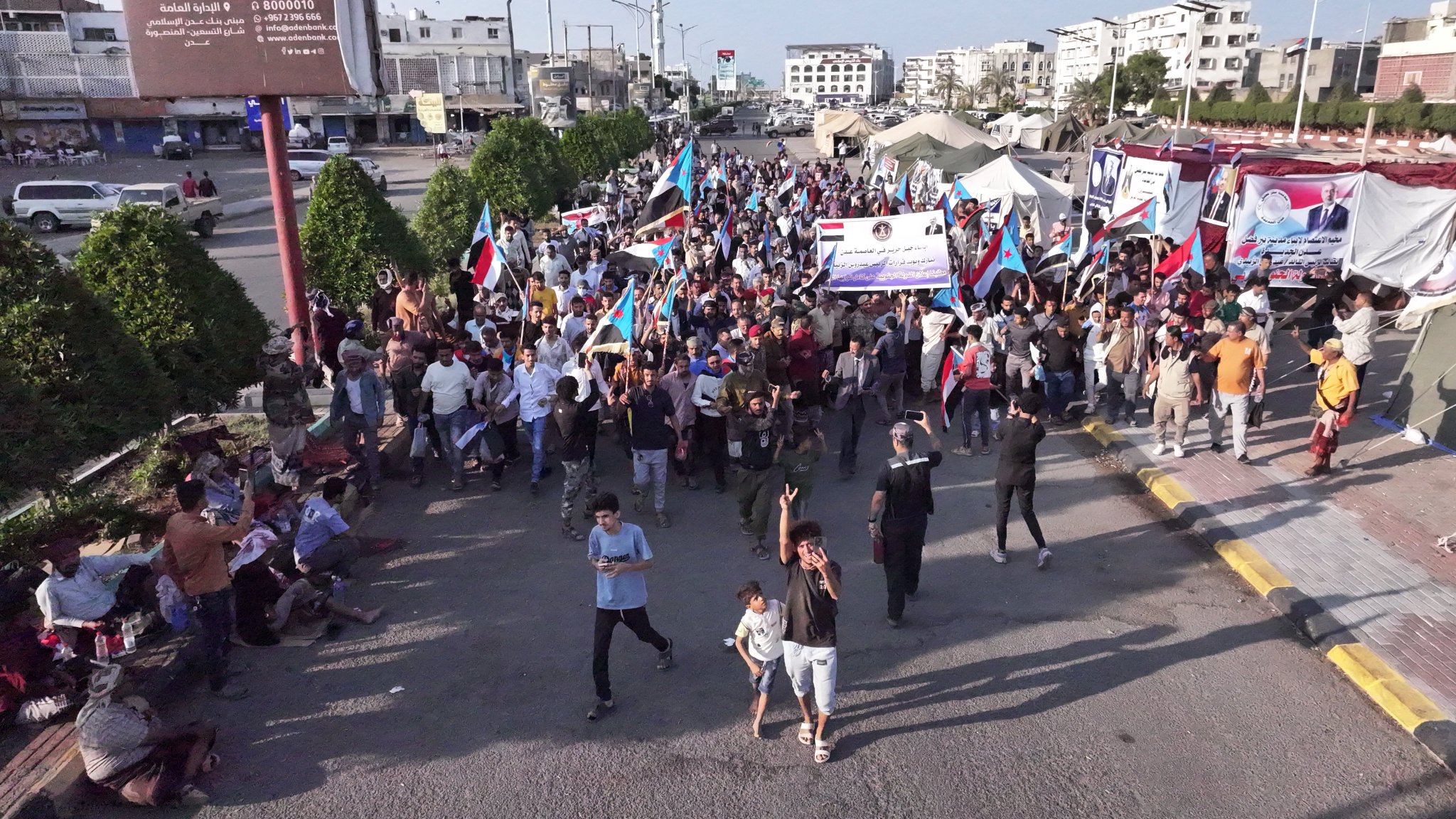 لليوم التاسع على التوالي.. جماهير الجنوب بساحة العروض بالعاصمة عدن تطالب القيادة السياسية بإعلان استقلال الجنوب #القوات_الجنوبيه_طارده_للارهاب 