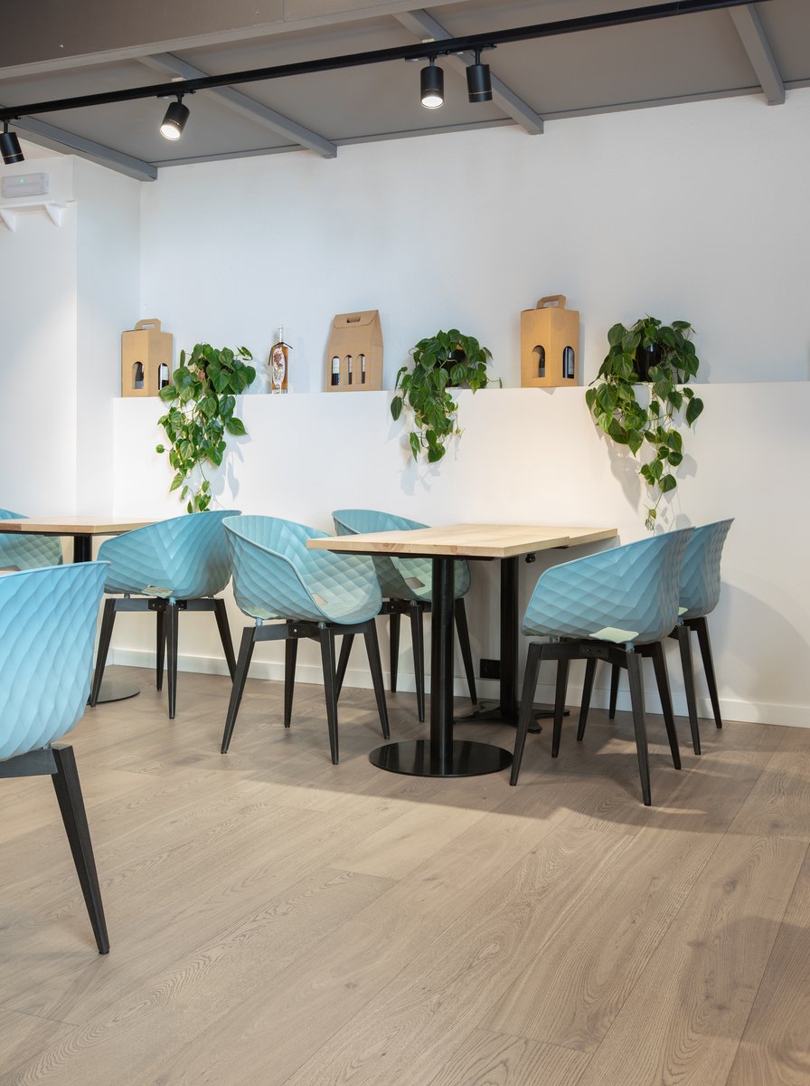 🔝 El gastrobar Binar de #SantJustDesvern (#Barcelona) ha instalado nuestro roble tricapa una lama smoked, ideal para un espacio de tránsito medio.

ℹ️ 2200 x 220 x 15/4 mm.

🏠 Acabado santjustparquets.com/el-gastrobar-b…