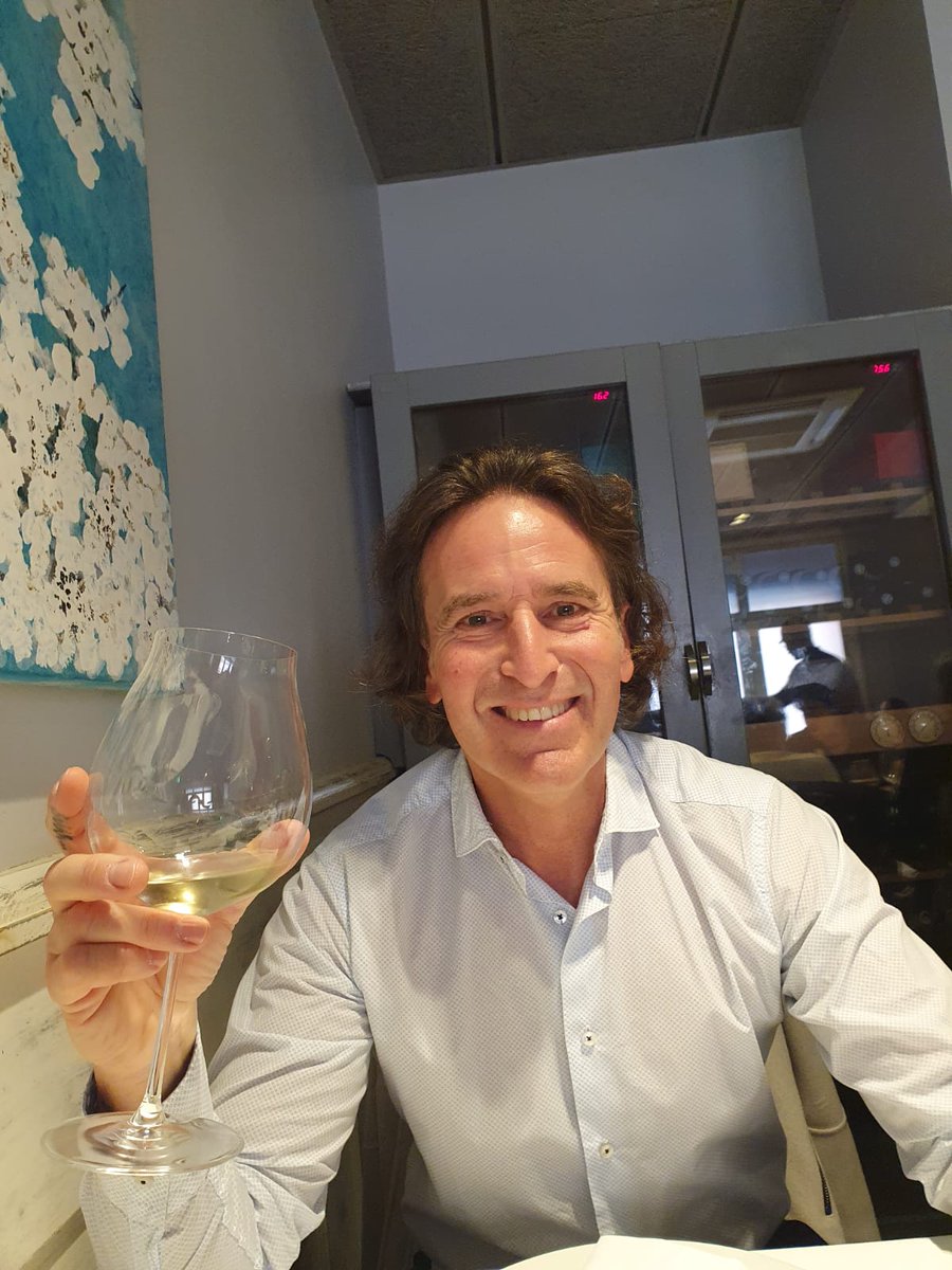 ¿Has pensado alguna vez cuántos recuerdos guardan tus manos?
Recuerda cuántas heridas sanaste, cuántas veces enjugaste tus lágrimas, de alegría o de tristeza y cuántas veces tomaste la mano de quien falleció o estaba enfermo.
Nuestras manos lo recuerdan todo, más que nuestra ment