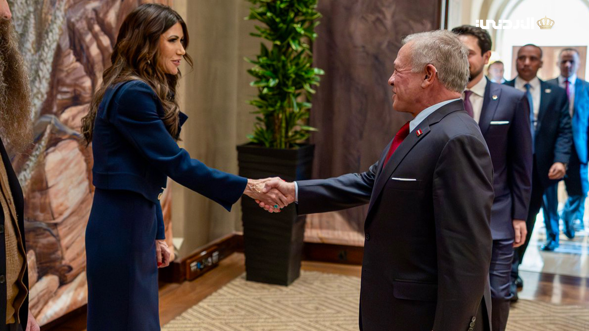 جلالة الملك عبدالله الثاني يبحث مع وزيرة الأمن الداخلي الأمريكية كريستي نويم، بحضور سمو الأمير الحسين بن عبدالله الثاني ولي العهد، سبل تعزيز التعاون بين البلدين، ويؤكد أهمية انضمام الأردن إلى برنامج الدخول العالمي (Global Entry)، الذي يعكس عمق العلاقات الأردنية الأمريكية #عاجل 