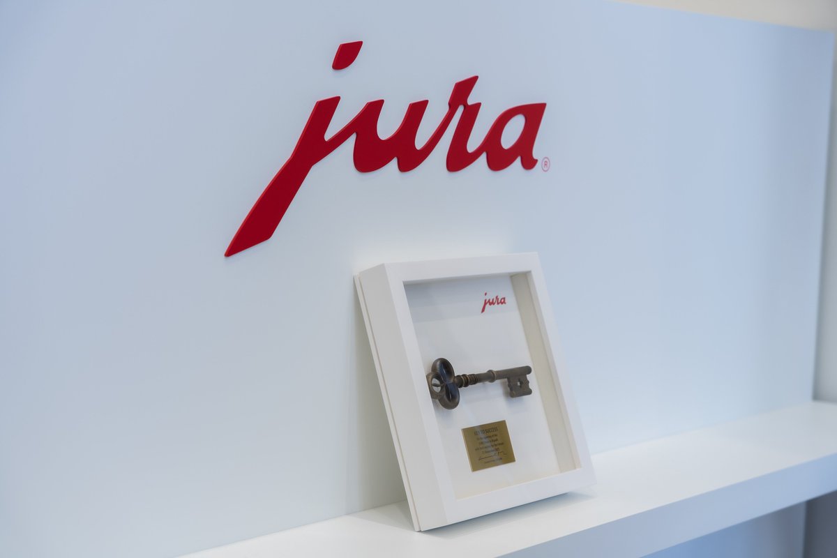 SwissEmbassyKSA's tweet image. حضر نائب رئيس البعثة، يانيك رايخناو، افتتاح متجر JURA في المملكة العربية السعودية، خطوة تعكس اتساع حضور العلامات التجارية 🇨🇭 #السويسرية في المملكة.
تجسّد JURA# قيم الدقة السويسرية والخبرة الهندسية، وهي قيم تشكّلت في 🇨🇭وتواصل رحلتها إلى ما وراء حدودها.
#SwitzerlandinKSA #Swissmade