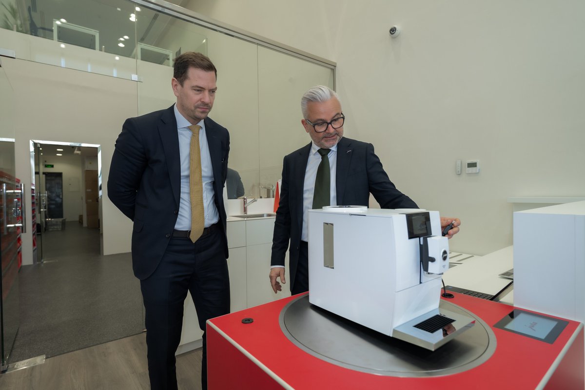 SwissEmbassyKSA's tweet image. حضر نائب رئيس البعثة، يانيك رايخناو، افتتاح متجر JURA في المملكة العربية السعودية، خطوة تعكس اتساع حضور العلامات التجارية 🇨🇭 #السويسرية في المملكة.
تجسّد JURA# قيم الدقة السويسرية والخبرة الهندسية، وهي قيم تشكّلت في 🇨🇭وتواصل رحلتها إلى ما وراء حدودها.
#SwitzerlandinKSA #Swissmade