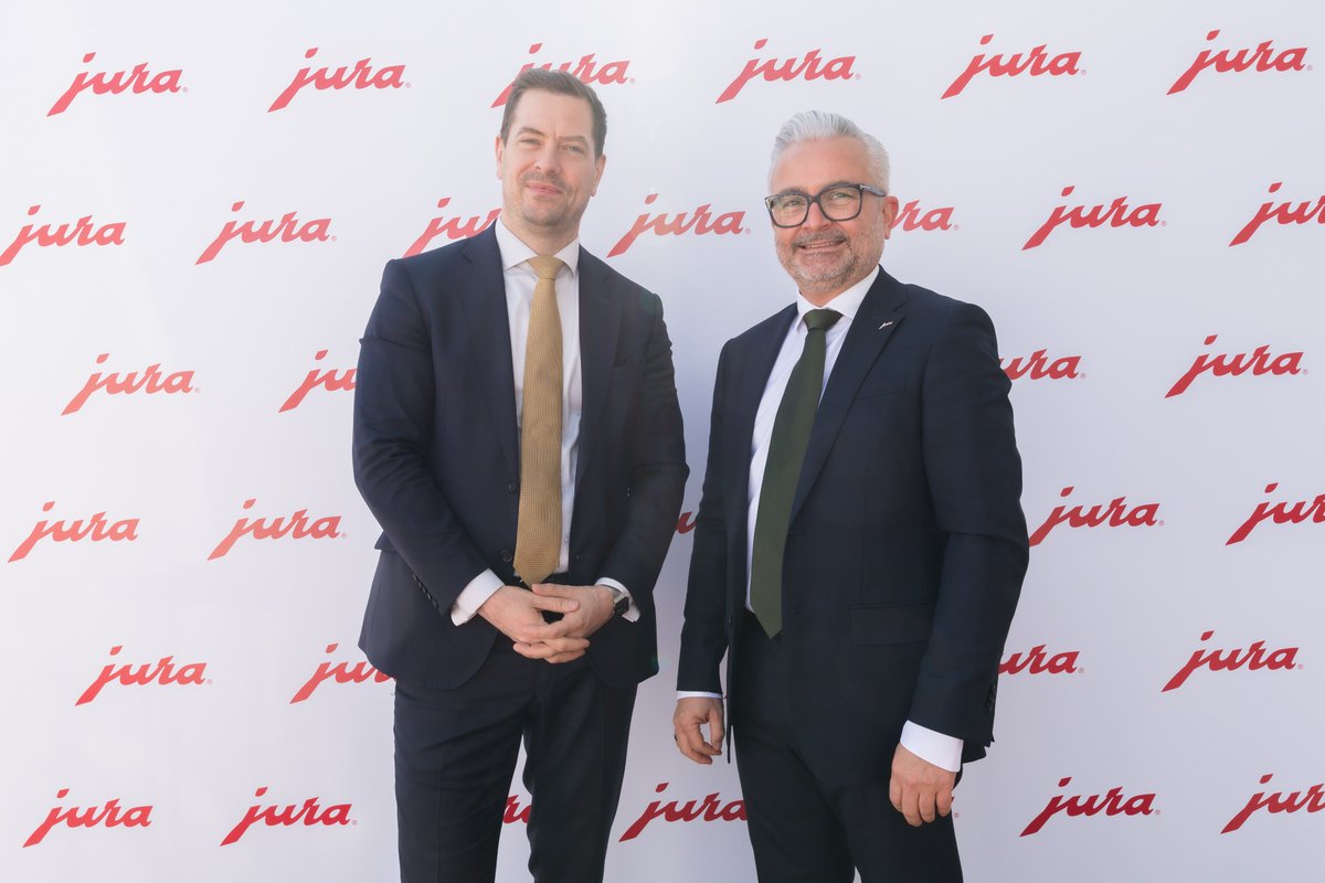 SwissEmbassyKSA's tweet image. حضر نائب رئيس البعثة، يانيك رايخناو، افتتاح متجر JURA في المملكة العربية السعودية، خطوة تعكس اتساع حضور العلامات التجارية 🇨🇭 #السويسرية في المملكة.
تجسّد JURA# قيم الدقة السويسرية والخبرة الهندسية، وهي قيم تشكّلت في 🇨🇭وتواصل رحلتها إلى ما وراء حدودها.
#SwitzerlandinKSA #Swissmade