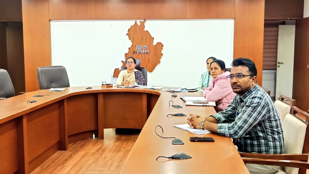 CollectorArv's tweet photo. માન.મુખ્ય નિર્વાચન અધિકારીશ્રીના અધ્યક્ષસ્થાને યોજાયેલ વિડિયો કોન્ફરન્સમાં મતદારયાદી સઘન સુધારણા (SIR) કાર્યક્રમની સમીક્ષા સહ જરૂરી માર્ગદર્શન મેેળવ્યું. @CEOGujarat @ECISVEEP https://t.co/JRqECa2XJT