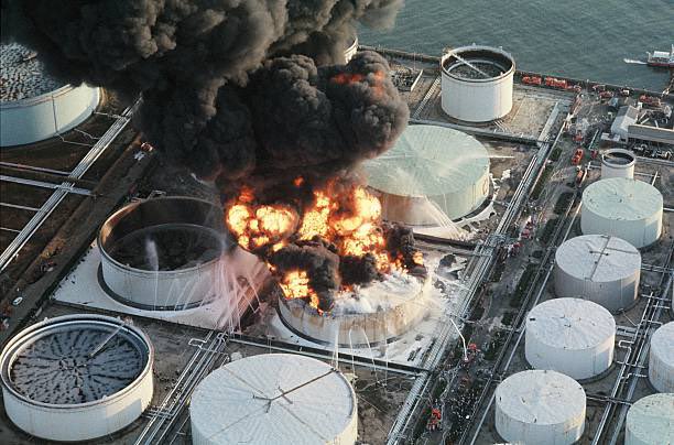 50YearsAgoLive's tweet image. An oil tank at a refinery in Yokkaichi, Mie, Japan explodes.