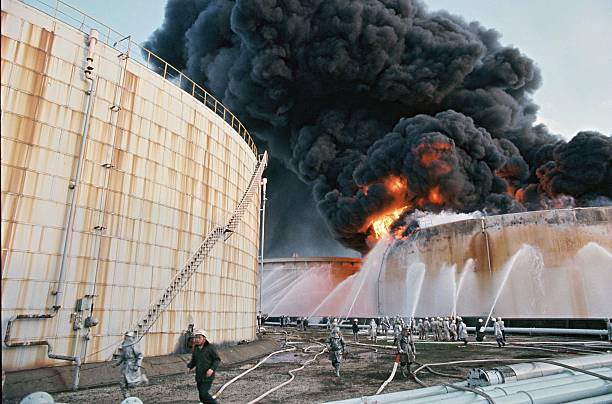 50YearsAgoLive's tweet image. An oil tank at a refinery in Yokkaichi, Mie, Japan explodes.