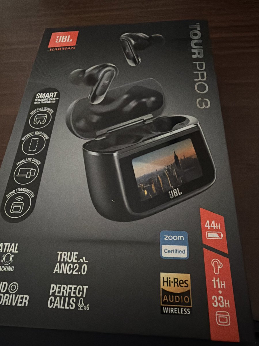 kabimagu's tweet photo. 4年間使ってたAirPods 右耳の方が3分でバッテリー切れるようになったから買った！
PCゲームもいけるらしい！！やらんけど！ https://t.co/naIF7aIAxC
