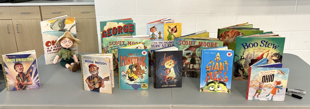 AmyMongenas's tweet photo. 3rd graders are so excited to learn all that they can from our author visitor Jeffrey Ebbeler! @IHElementary @IHSchools #IHPromise #BeBrave https://t.co/AkI7u6yzER