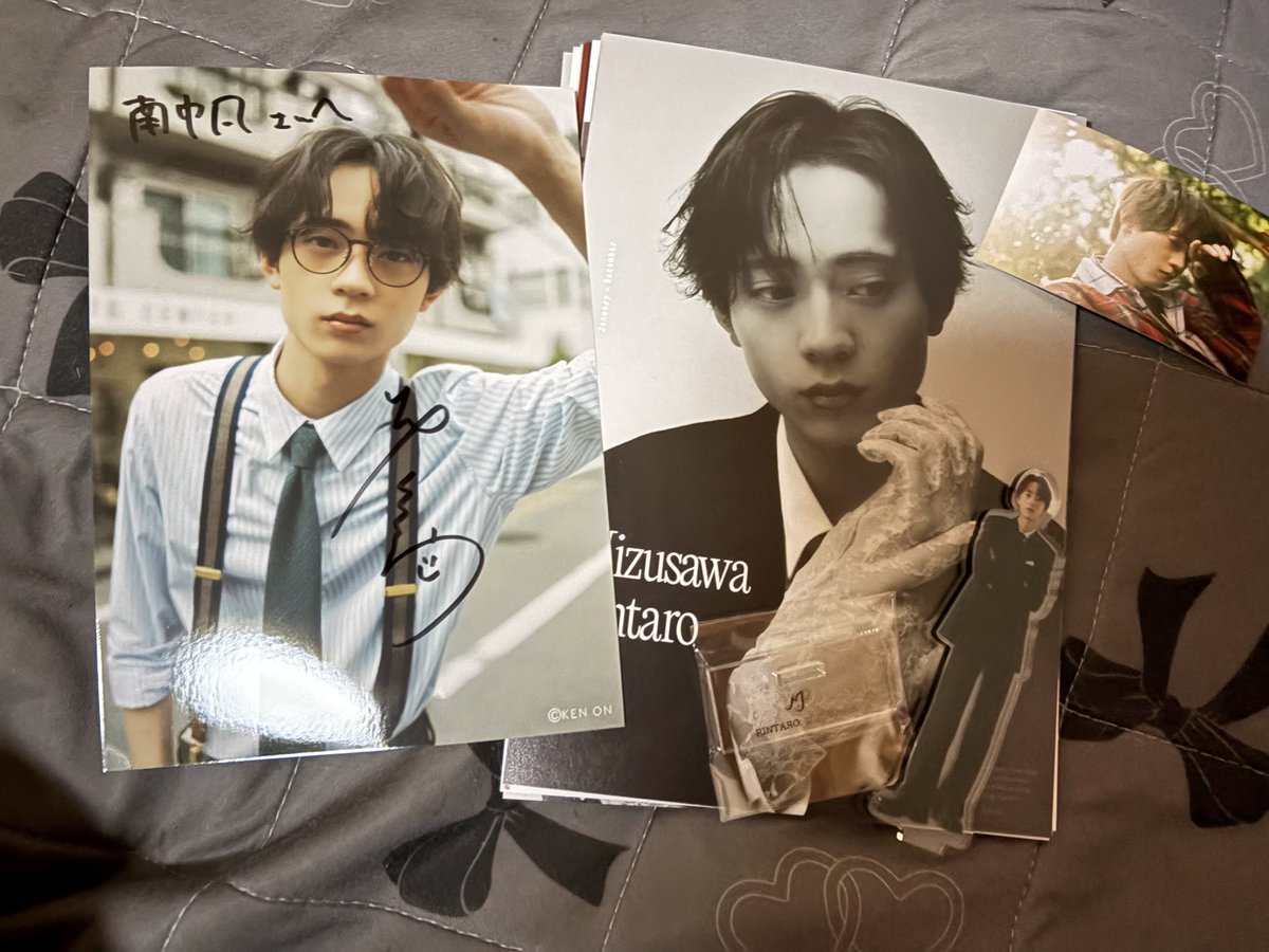 2026年のカレンダーと直筆サインと アクスタとか諸々届いた💞 ずっと