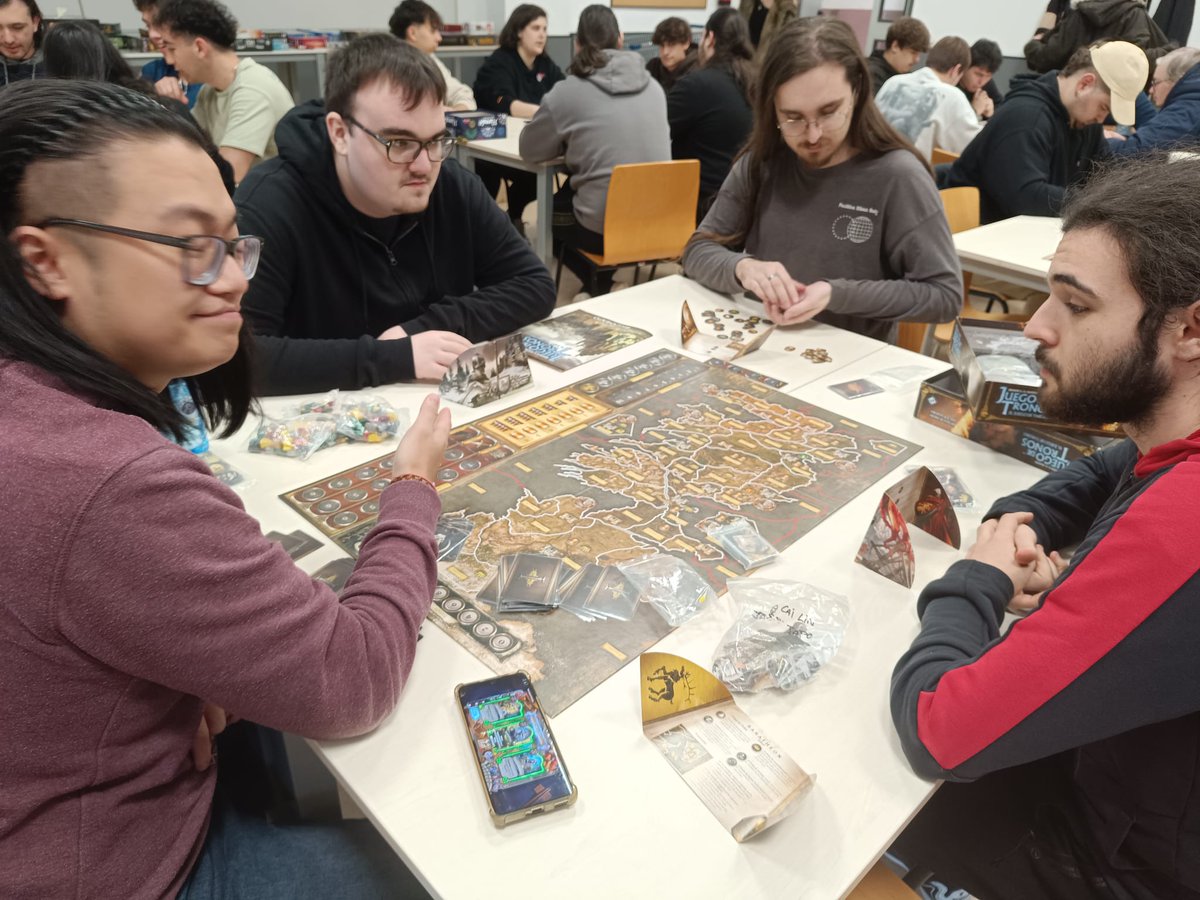 Hola a todos!! 🎲🧩😉 Dejamos por aquí algunas de las fotos que hicimos el viernes pasado en el evento de juegos de mesa. Las volvimos a reventar las mesas!!♥️♥️ Gracias por venir a nuestro ultimo evento de este cuatrimestre y os deseamos felices fiestas 🎲🧩😉