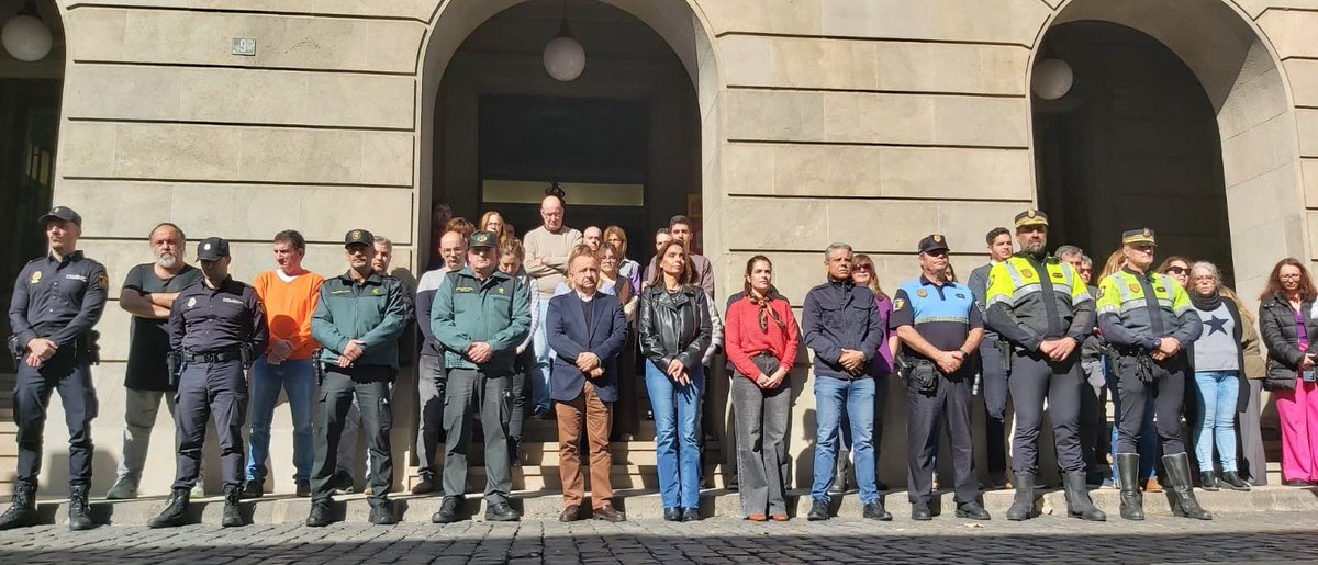 Santa Cruz muestra su repulsa por dos nuevos asesinatos machistas en Tarragona y Valencia 🖤
<a href="/santacruz_ayto/">Ayuntamiento de Santa Cruz de Tenerife</a> <a href="/PoliciaLocalSC/">Policía Local SC Tenerife</a> <a href="/fecam_oficial/">FECAM - Federación Canaria de Municipios</a>
