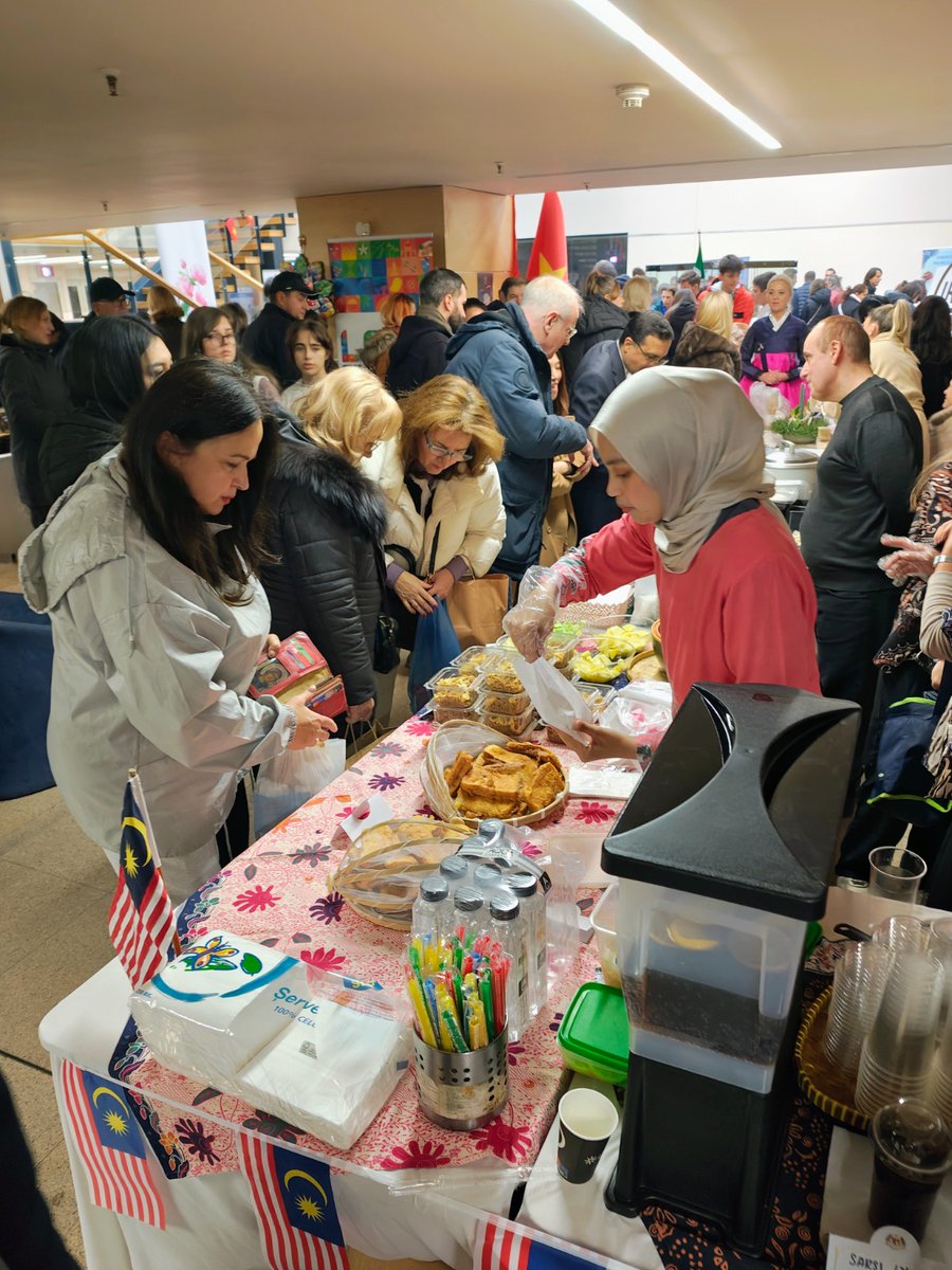MYEmbBucharest's tweet photo. Malawakil Bucharest  telah menyertai Charity Winter Bazaar anjuran International Women Association (IWA) pada bulan Disember, sebuah acara kebajikan tahunan yang menghimpunkan komuniti antarabangsa di Bucharest dalam program kebajikan dan kebudayaan. https://t.co/K1QumxDun6