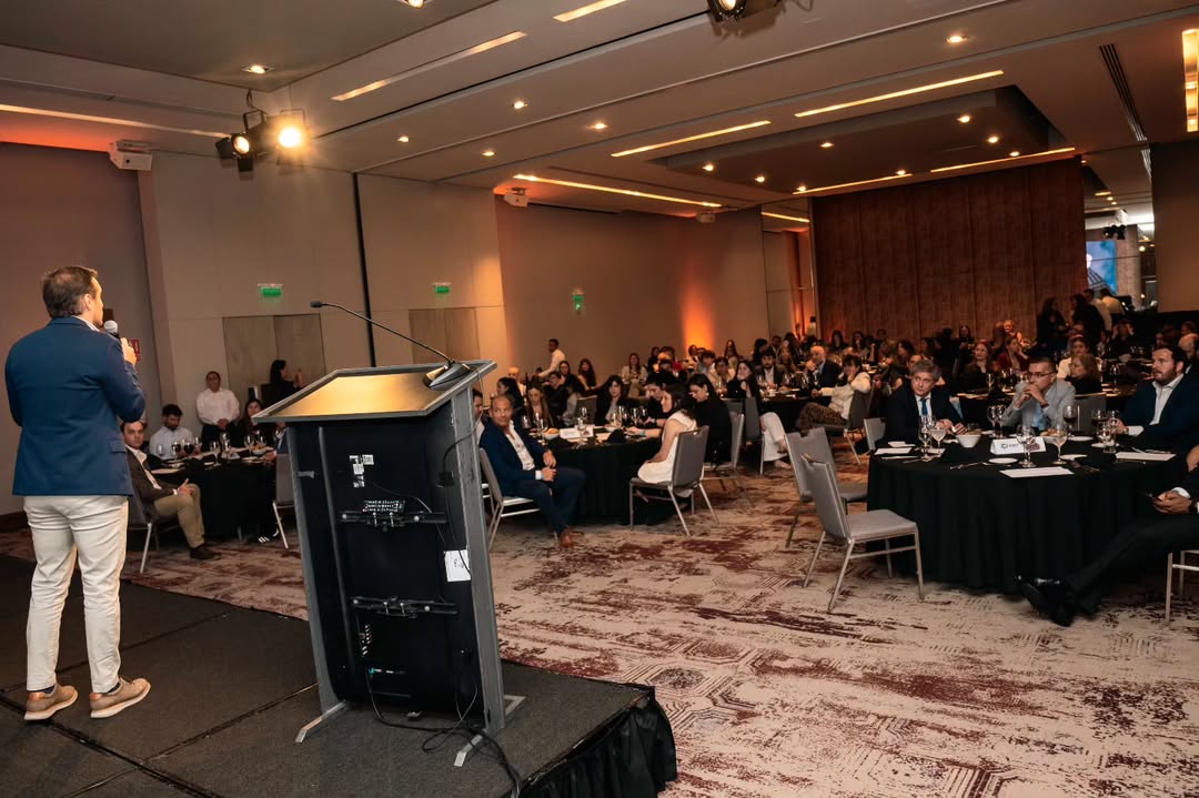 🎙️ Talks Session | En La Noche de los Recursos Humanos 2025, el Cr. Federico Barbato, MBA, Gerente Comercial de <a href="/Republicafap/">República AFAP</a> compartió su mirada sobre la importancia de la educación previsional y su impacto en las decisiones que las personas toman a lo largo de su vida laboral.