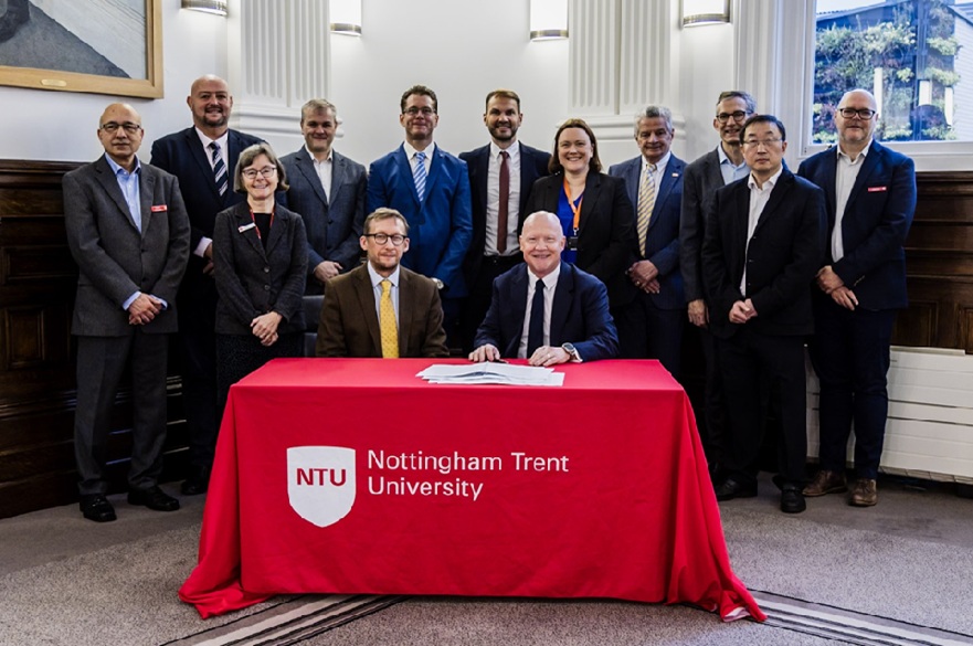 NTUadbe's tweet photo. @arcpartnership  and @viaeastmidlands have formally signed a three-year Strategic Partnership Agreement with @NottmTrentUni, unlocking new opportunities for students and strengthening career pathways in construction. Read the full story ⬇️
https://t.co/zZe9ZOrDxA https://t.co/uTCsCNGp2E